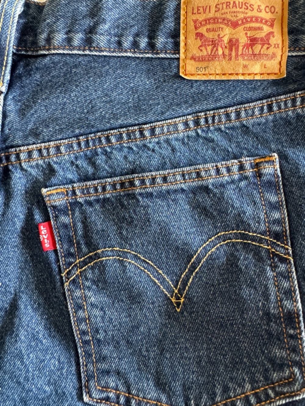 Levi's Women’s 100% Cotton Dark Wash Button Fly Denim Shorts Jorts Size 31 - Picture 10 of 11